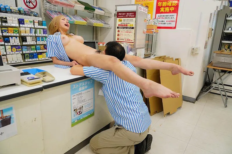 Anh cấp trên tống tình bé xinh ngổ ngáo của chủ cửa hàng tiện lợi