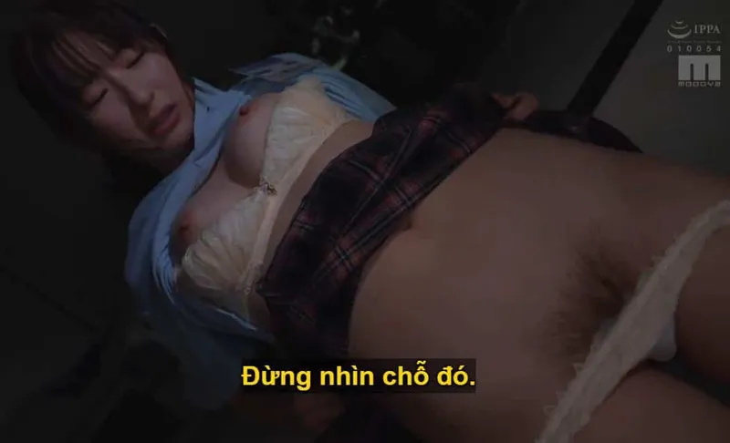Ông sếp lập mưu đụ con nhân viên dưới quyền kiêu căng lười nhác, suốt ngày bận rộn chat chit cùng người yêu.